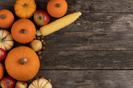 秋收静物与南瓜,苹果,榛子,玉米,木制背景上,顶部观看与木桌上的秋收图片