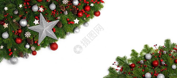 圣诞边框的树枝围绕白色背景与隔离,红色装饰,浆果,星星,锥,糖果罐头圣诞树树枝的圣诞框架背景图片