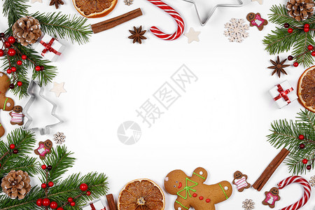 圣诞背景与球装饰冬青浆果,锥,礼物,球,饼干白色圣诞背景装饰品图片