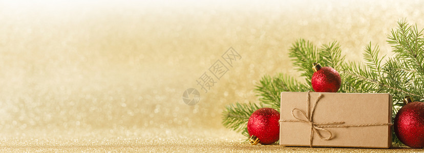 圣诞玩具,装饰品,礼品盒包牛皮纸上金色闪光背景,圣诞礼品盒装饰图片