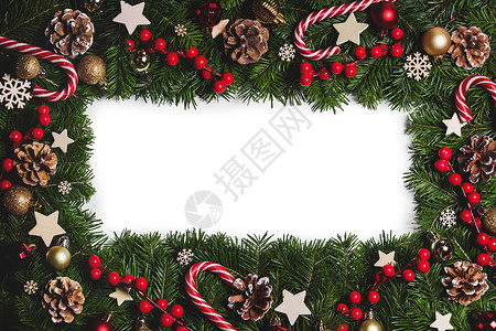 圣诞边框的树枝白色背景与隔离,红白装饰,浆果,星星,锥圣诞树树枝的圣诞框架背景图片
