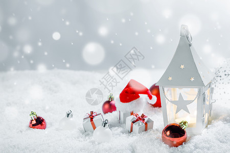 圣诞节日卡片,礼物,球,桑特帽发光的灯笼雪中雪中的圣诞装饰图片