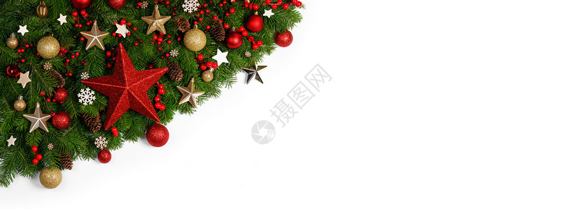 红色花环边框圣诞边框的树枝白色背景与隔离,红色金色装饰,浆果,星星,圣诞树树枝的圣诞框架背景