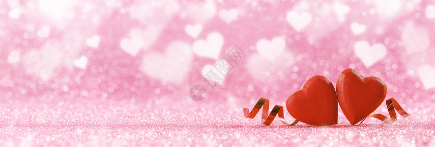 两颗红色手工木心丝带粉红色明亮的闪光灯光博克背景两颗心丝带背景图片