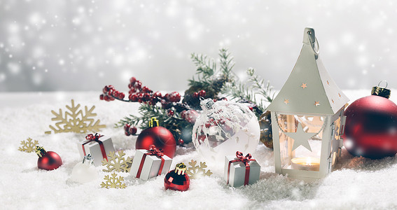 圣诞节日卡片,礼物,球发光的灯笼雪中雪中的圣诞装饰背景图片