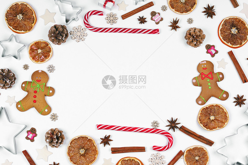 圣诞食品框架姜饼饼干,香料装饰白色背景与圣诞食品框架图片