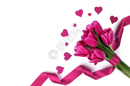 粉红色郁金香与丝带心隔离白色背景情人节带丝带心的粉红色郁金香图片