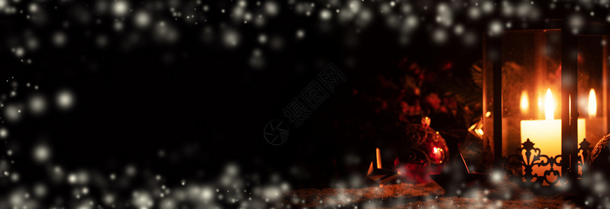 圣诞灯笼黑暗中发光,雪地上有星星圣诞灯笼黑暗中发光图片