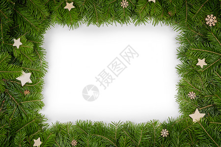 方形雪花边框圣诞边框与新鲜冷杉树枝木制装饰隔离白色背景上,为文本冷杉树枝的圣诞边界背景