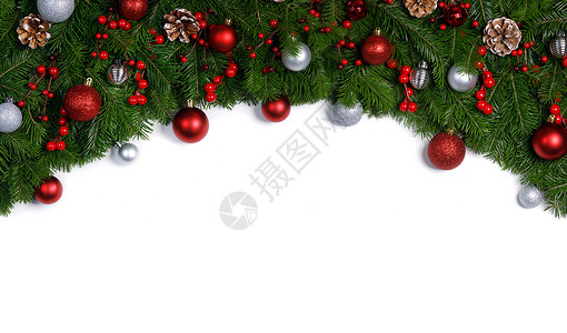 白色装饰框架圣诞新年装饰框架隔离白色,冷杉树枝,红色宝贝松果,木制装饰,红色浆果,的文字圣诞装饰框架背景