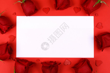 红玫瑰红心构图白卡背景顶部视图与情人节,生日,婚礼,母亲节红玫瑰心空白卡图片