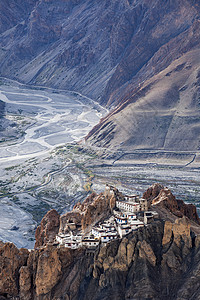 卡尔莫修道院丹卡尔莫纳斯特里栖息喜马拉雅山的悬崖上丹卡尔,斯皮蒂山谷,希马哈尔邦,印度丹卡尔莫纳斯特利栖息印度喜马拉雅山的悬背景