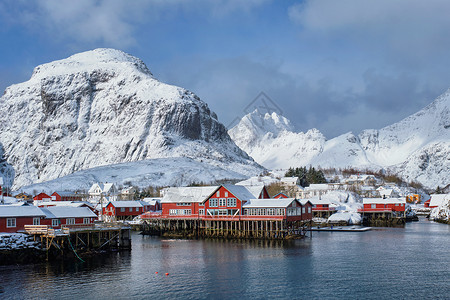 传统的渔村a洛福滕岛,挪威与红色罗布屋冬天有雪a挪威洛福腾群岛上的村庄图片
