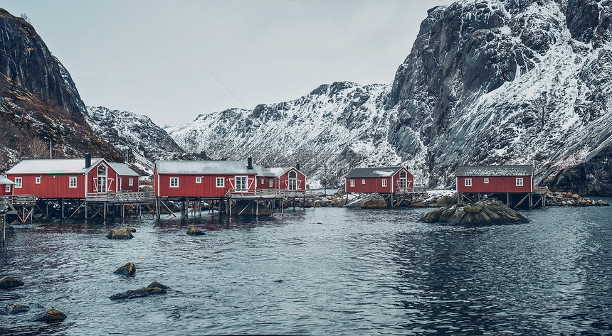 挪威峡湾冬季与传统红色Rorbu房屋的Nusfjord真实传统渔村全景挪威洛福腾群岛挪威Nusfjord渔村图片