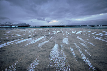 斯卡桑登海滩多石的暴风雨高清图片
