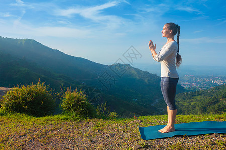 早上山上做阿什蒂加维尼亚萨瑜伽的女人女人山上做瑜伽图片