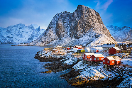 红色木板雪水著名的旅游景点汉诺伊渔村洛福滕岛,挪威与红色罗布房子冬天挪威洛福滕岛的汉诺伊渔村背景