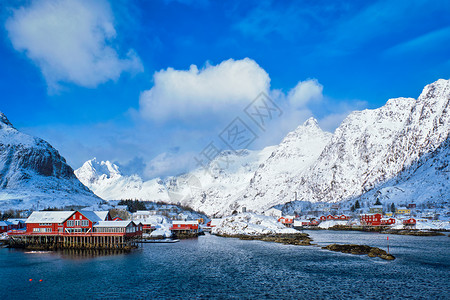 传统的渔村a洛福滕岛,挪威与红色罗布屋冬天有雪a挪威洛福腾群岛上的村庄图片