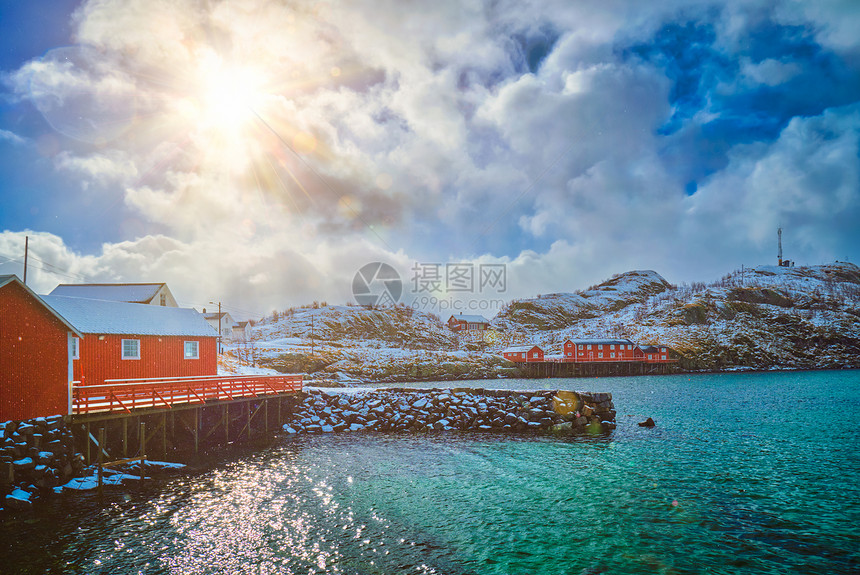 萨克里索伊村的红色Rorbu房子,冬天下雪挪威洛福腾群岛红罗布房子,洛芬岛,挪威图片
