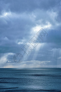 挪威的海洋冬天,阳光穿过云层挪威洛福腾群岛挪威海冬天有阳光图片