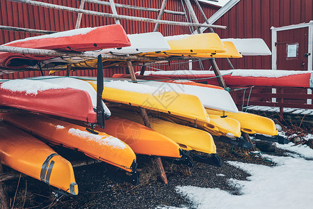 皮划艇挪威洛福腾群岛的雷恩渔村过冬挪威雷恩渔村冬季的皮划艇图片