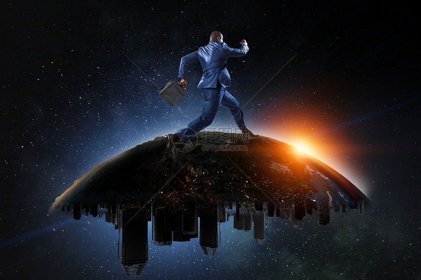 位穿着蓝色西装的黑人商人城市地球上奔跑,星空背景下有城市摩天大楼位黑人商人星空背景下奔跑地球上的城市摩天大楼图片