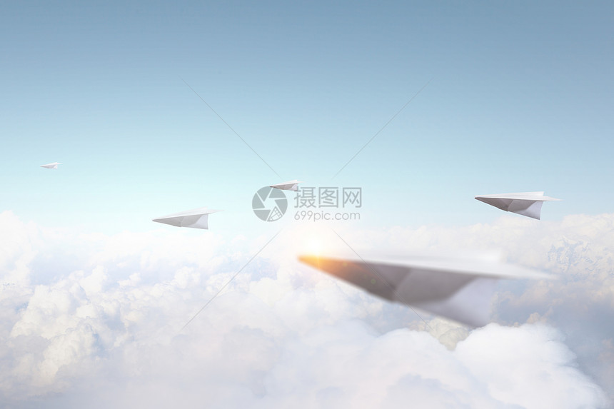 纸飞机蓝天上飞过云层天空中的纸飞机图片