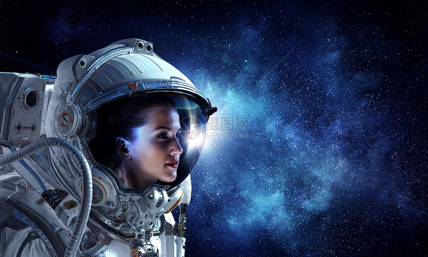 黑暗星空背景下女宇航员的肖像穿着太空服的有魅力的女人图片