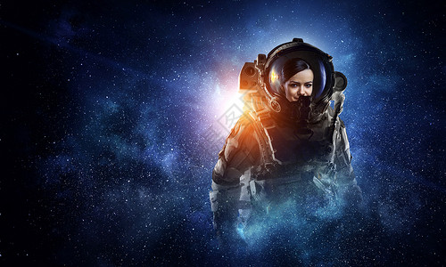 黑暗星空背景下女宇航员的肖像穿着太空服的有魅力的女人背景