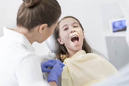 医生牙科诊所检查病人的嘴图片