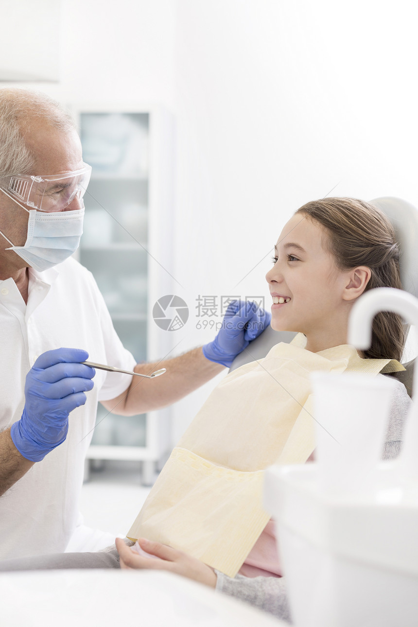 牙医牙科诊所检查微笑的女孩病人图片