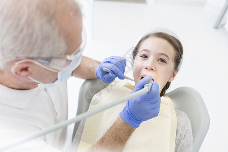 牙科医生诊所检查有牙科设备的病人图片