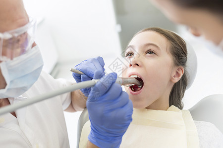 资深医生牙科诊所检查病人的设备图片
