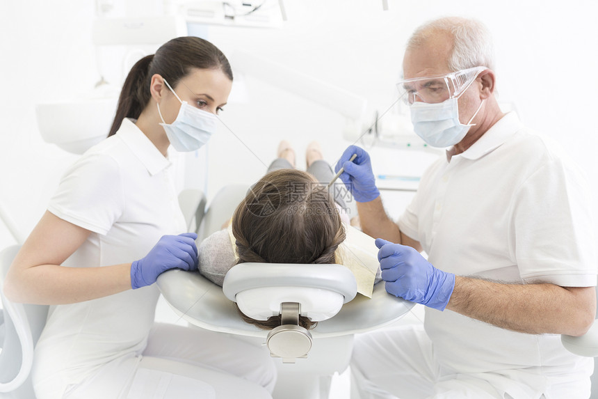 牙医检查躺牙科诊所的病人图片