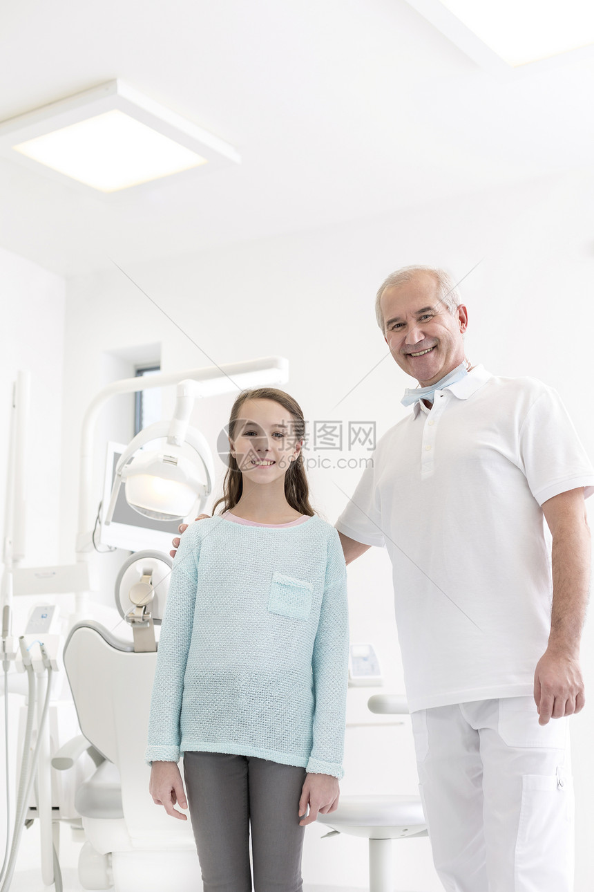 牙科诊所牙医女孩病人的肖像图片