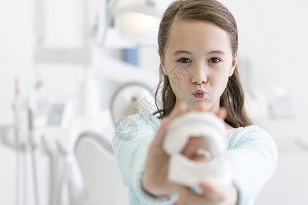 牙科诊所做脸时,女孩露出假牙的特写镜头图片