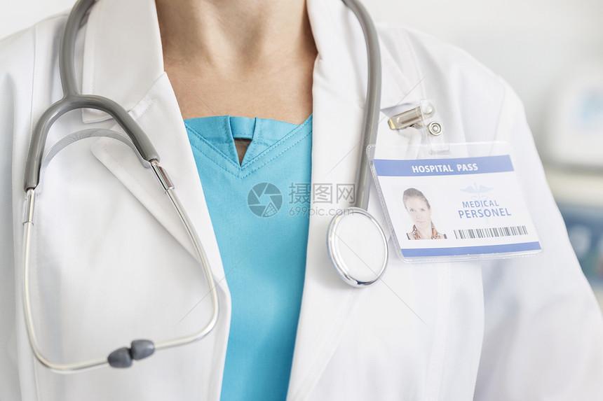 医院带听诊器身份证的医生中段图片