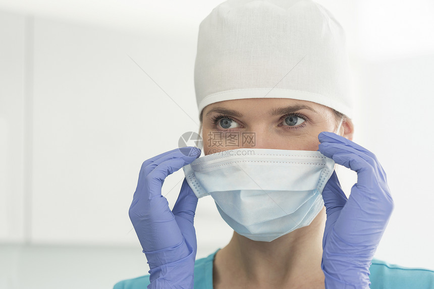 临床上女医生戴手术帽口罩的特写图片