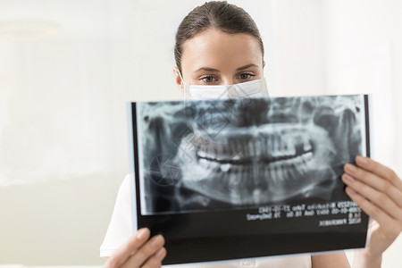 自信的牙医牙科诊所分析x射线图片