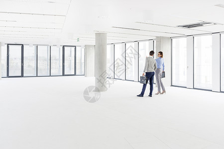 业务人员分析新办公室的空工作图片