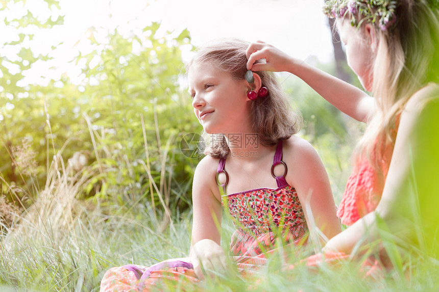 可爱的女孩抱着叶子公园的朋友耳朵上图片
