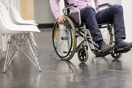 医院走廊坐轮椅上的低段男人高清图片
