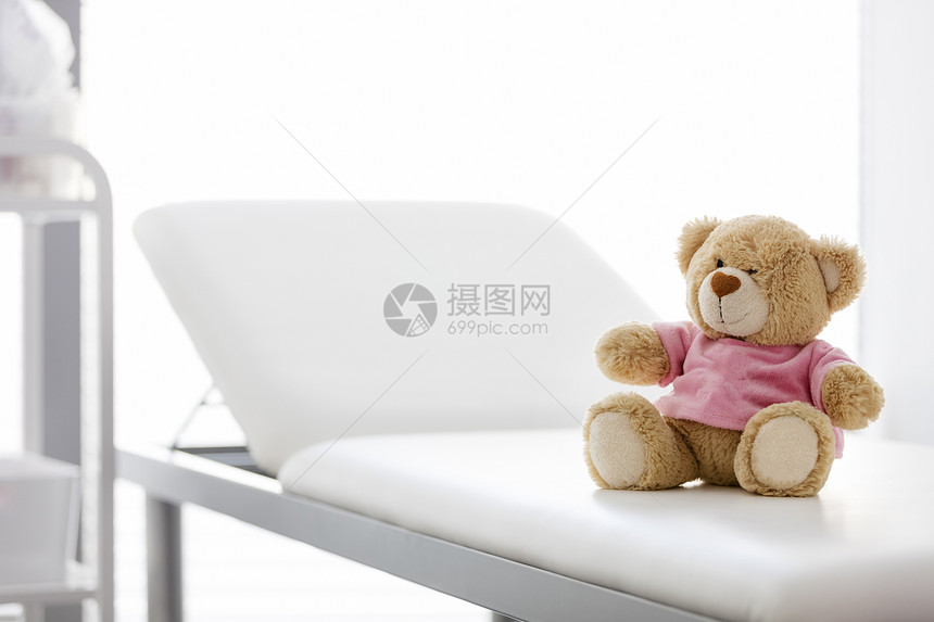 医院床上特写泰迪熊图片
