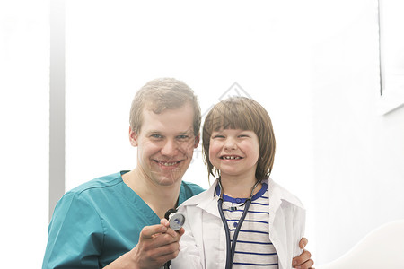 医院用听诊器微笑的护士男孩的肖像图片