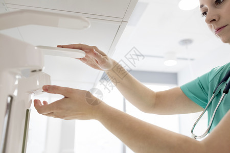 医生医院用抗菌洗手液分配器清洁双手图片