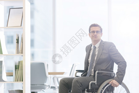 现代办公室轮椅上残疾商人的肖像图片
