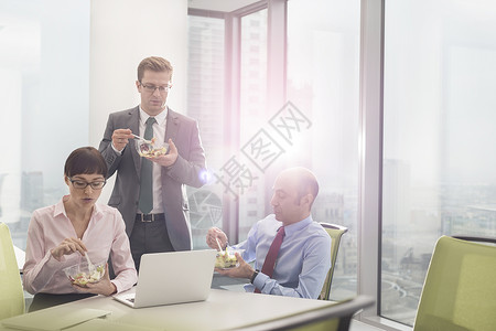 商务同事办公室开会期间会议室吃午饭图片
