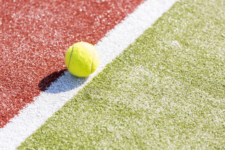 红色线球阳光明媚的天,网球球场上的高角度视野背景