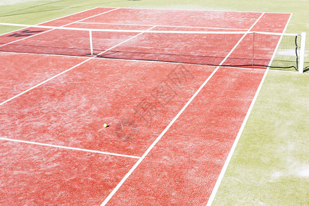 晴天空红网球场的高角度视野高清图片