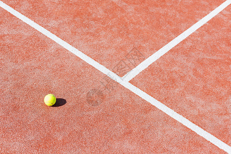 阳光明媚的天,红场网球的高角度视野背景图片